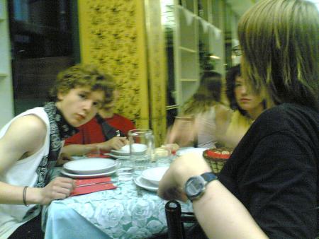 A TABLE ! THEO....
